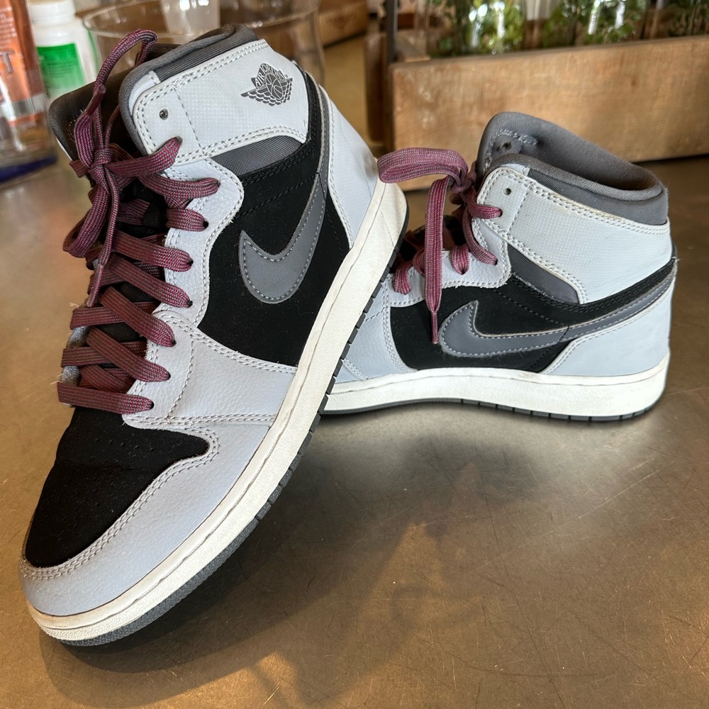 Air Jordan 1 Retro High GG Wolf Grey Size 7Y / Women’s 8.5
